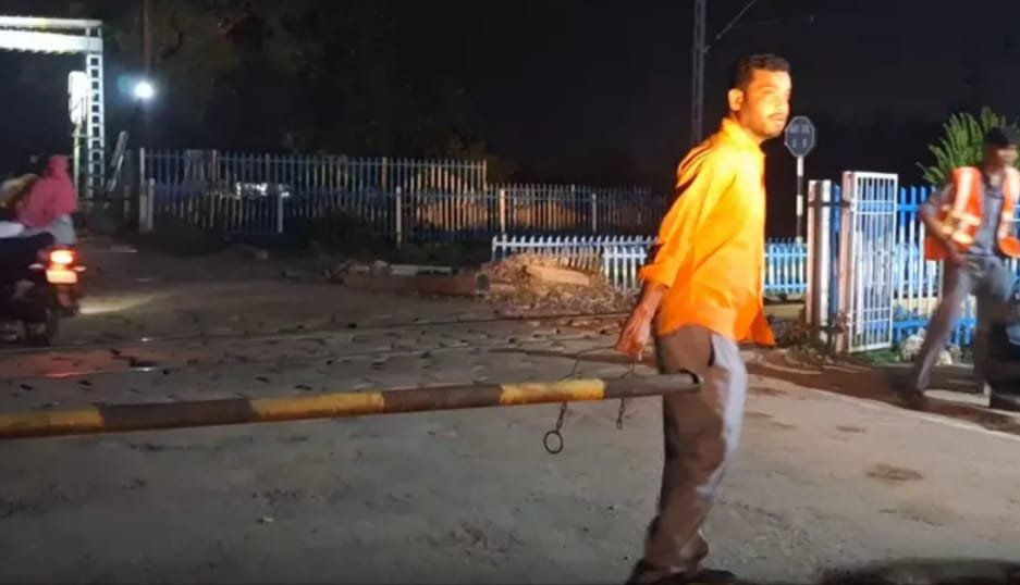 नशेड़ी ट्रेक्टर चालक ने तोड़ा बघेरा Railway फाटक, Train के आने से ठीक पहले चमत्कारिक बचाव