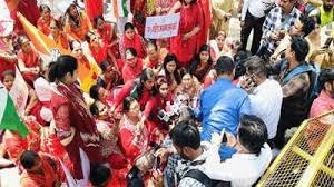 Congress कार्यकर्ताओं और पुलिस के बीच झड़प: महिला सुरक्षाकर्मी की चोट और विवाद की स्थिति