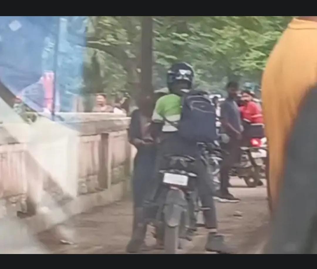 Korba में सड़क पर पति-पत्नी के बीच मारपीट, Viral हुआ वीडियो, पुलिस में शिकायत नहीं