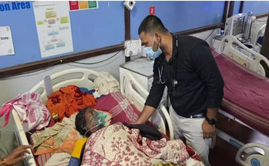 आकाशीय बिजली से हादसा: Kondagaon में महिला पर गिरी बिजली लाइन, गंभीर रूप से झुलसीं, ICU में भर्ती