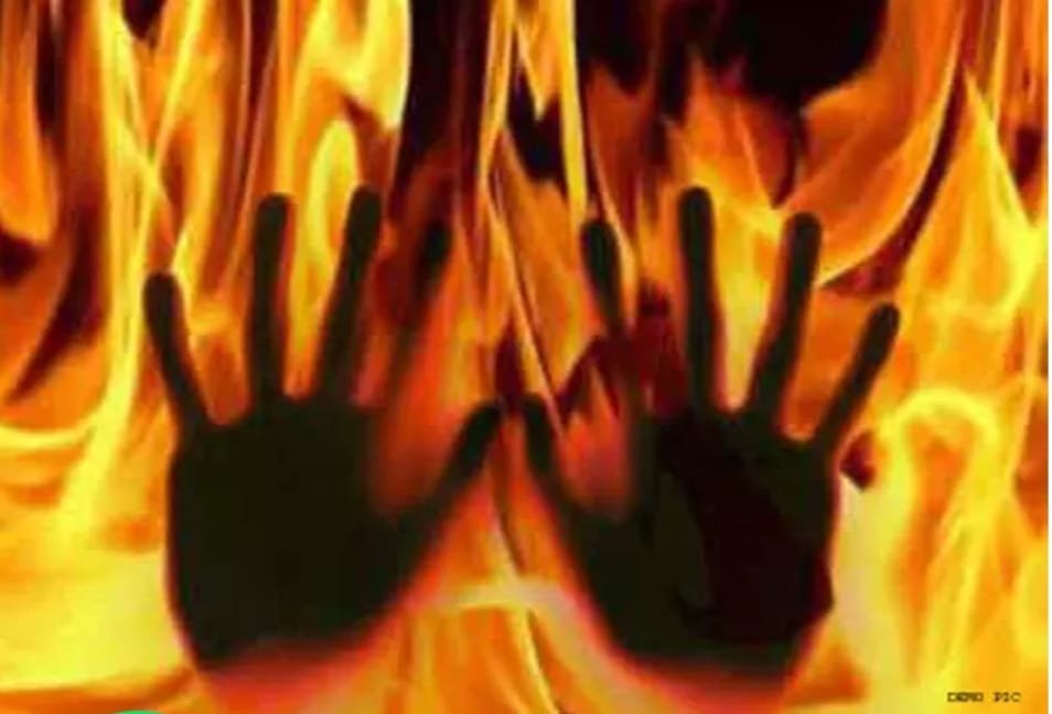 Surajpur में दिल दहलाने वाली घटना: महिला ने पति को जला डाला