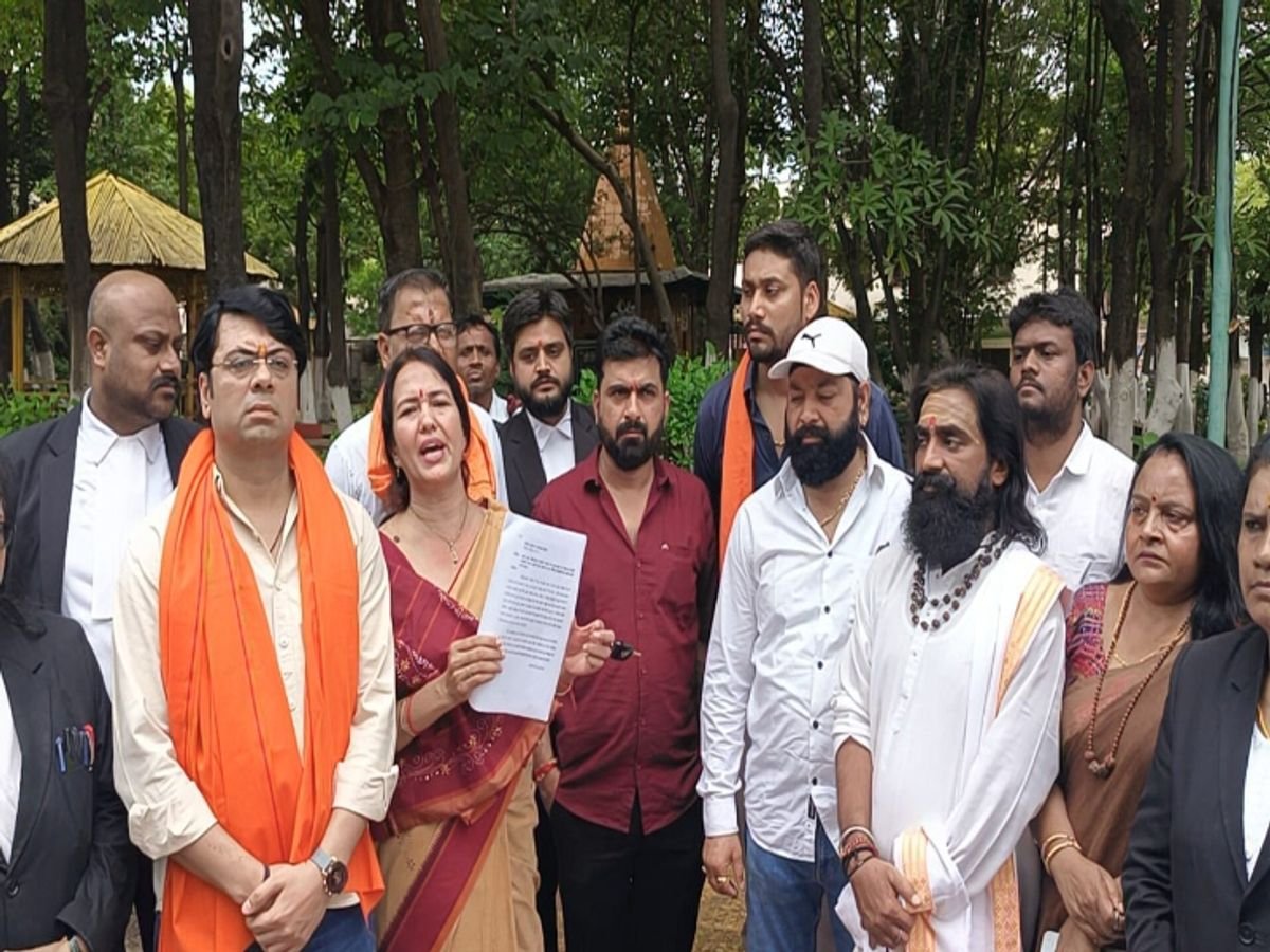 Raipur में गणेशोत्सव समिति के खिलाफ FIR, अश्लील गानों और मूर्ति विकृति का आरोप