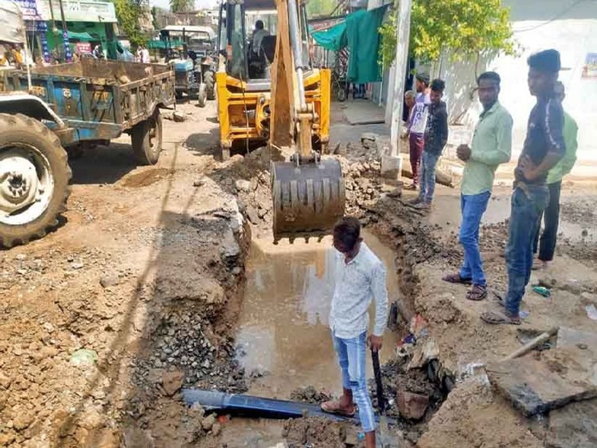 Bhatagaon चौक के पास राइर्जिंग मेन पाइपलाइन लीकेज की मरम्मत शुरू, जलापूर्ति प्रभावित