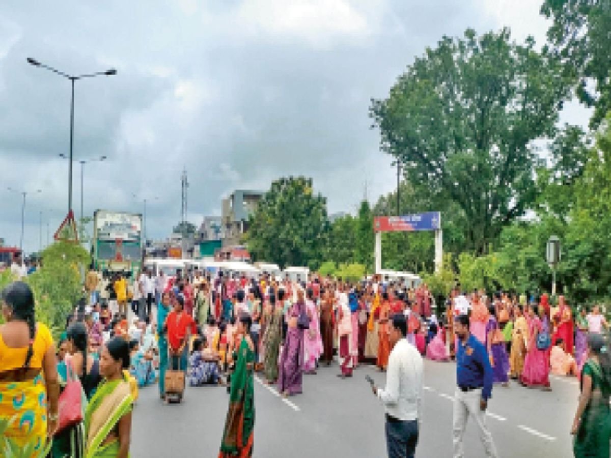 16 हजार NHM कर्मियों का सामूहिक इस्तीफा, मितानिनों ने सड़क पर उतरकर किया चक्काजाम