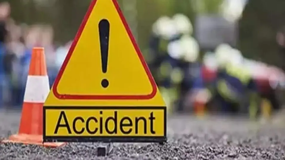 Raipur Car की टक्कर से छात्र की पैर टुटी