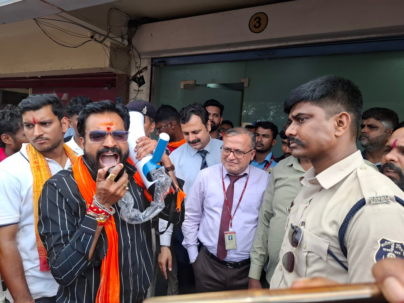 Durg में AXIS BANK के खिलाफ प्रदर्शन बजरंग दल ने जलाया पुतला