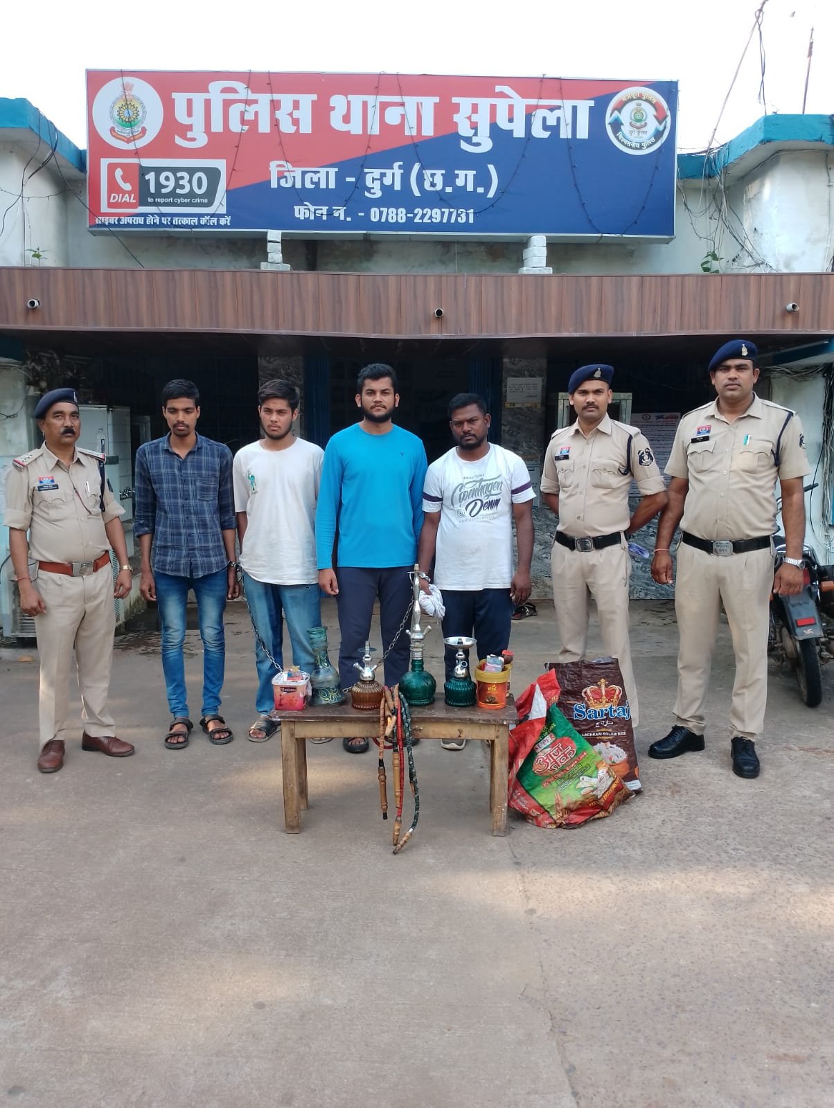 Durg पुलिस की नशे के खिलाफ बड़ी कार्रवाई: हुक्का बार पर छापा, चार गिरफ्तार