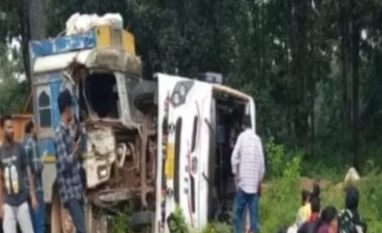 Bijapur में नेशनल हाइवे पर भीषण हादसा: बस-ट्रक टक्कर में 15 से अधिक घायल