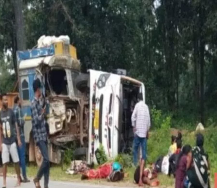Bijapur में नेशनल हाइवे पर भीषण हादसा: बस-ट्रक टक्कर में 15 से अधिक घायल