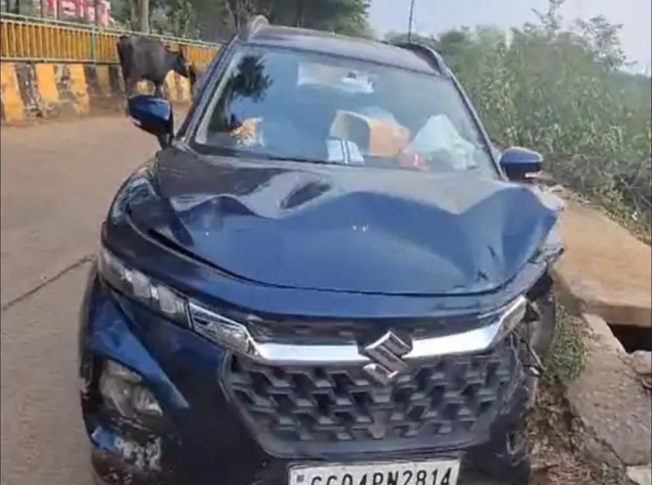 Raipur में असिस्टेंट सेक्रेटरी की कार का एक्सीडेंट : वित विभाग में पोस्टेड  बच्चों को अस्पताल ले जा रहा था ड्राइवर