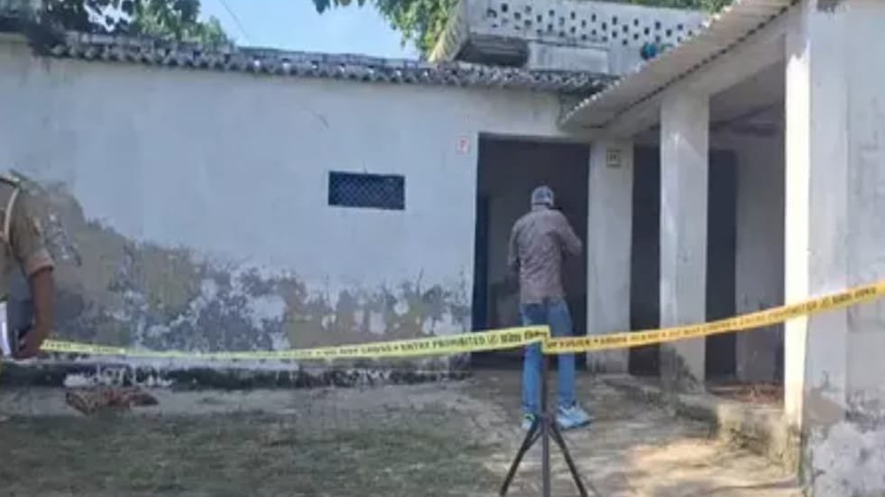 Uttar Pradesh 2 नाबालिग की हत्या के बाद शख्स ने परिवार संग खुद को लगाई आग, 6 की मौत