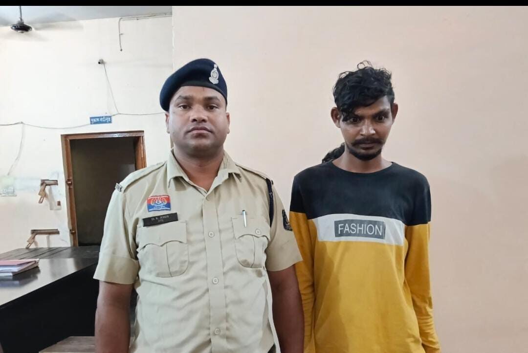 Raipur Police की बड़ी कार्रवाई: हथियार लहराने वाले दो युवक और अवैध शराब विक्रेता गिरफ्तार