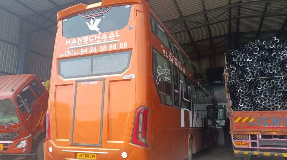 इंदौर से रायपुर आ रही बस बीच रास्ते खराब, 18 यात्री घंटों से फंसे 