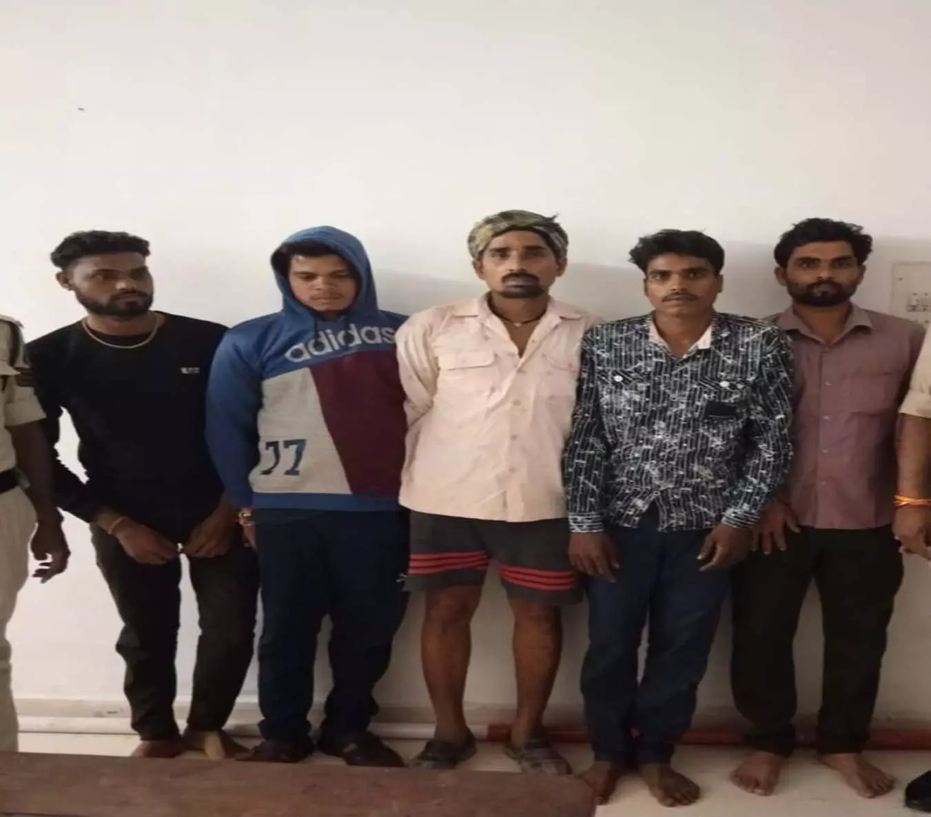 तखतपुर पुलिस की बड़ी कार्रवाई,  जुआ खेलते 13 आरोपी रंगेहाथ गिरफ्तार