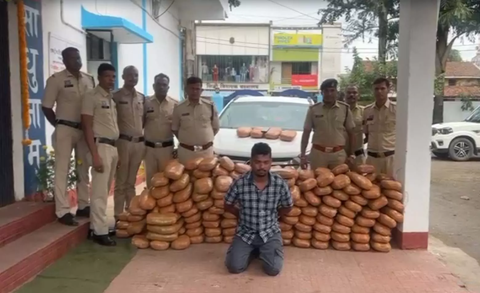 Raigarh: पुलिस की बड़ी कार्रवाई… हुंडई कार से ढाई क्विंटल गांजा बरामद, एक आरोपी गिरफ्तार