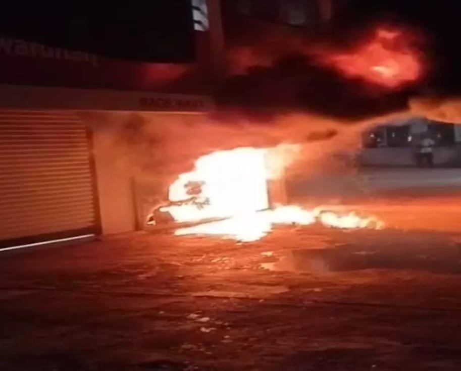 Raipur में जबरन लगाई गई आग: EV स्कूटर शोरूम में छह वाहन जलकर राख, आरोपी फरार