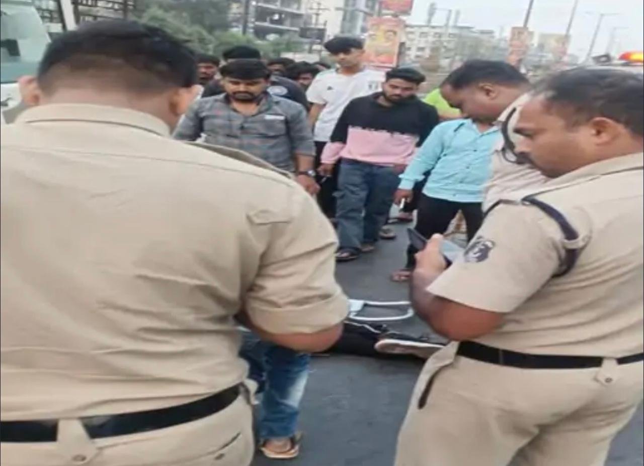 Raipur में खड़ी बस से टकराया बाइक सवार, मौत: VIP चौक में हादसा