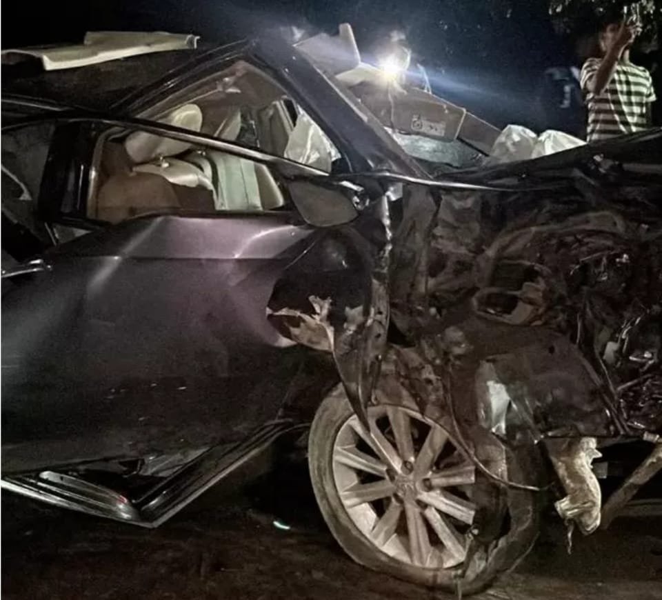 Bhilai में रेलिंग से टकराई Toyoto Car तीन लोग घायल