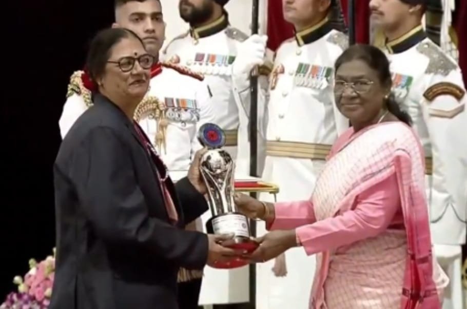 डॉ. रत्ना नशीने को राष्ट्रपति मुर्मू ने NSS राष्ट्रीय पुरस्कार से सम्मानित किया