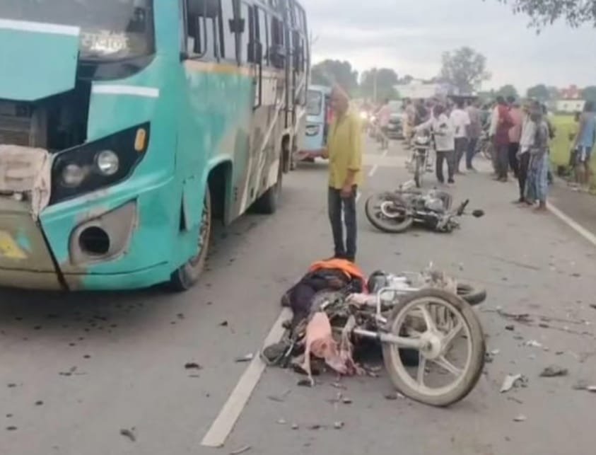 Sarguja में भयंकर सड़क हादसा: Bus और Bike की टक्कर में 3 युवकों की दर्दनाक मौत,