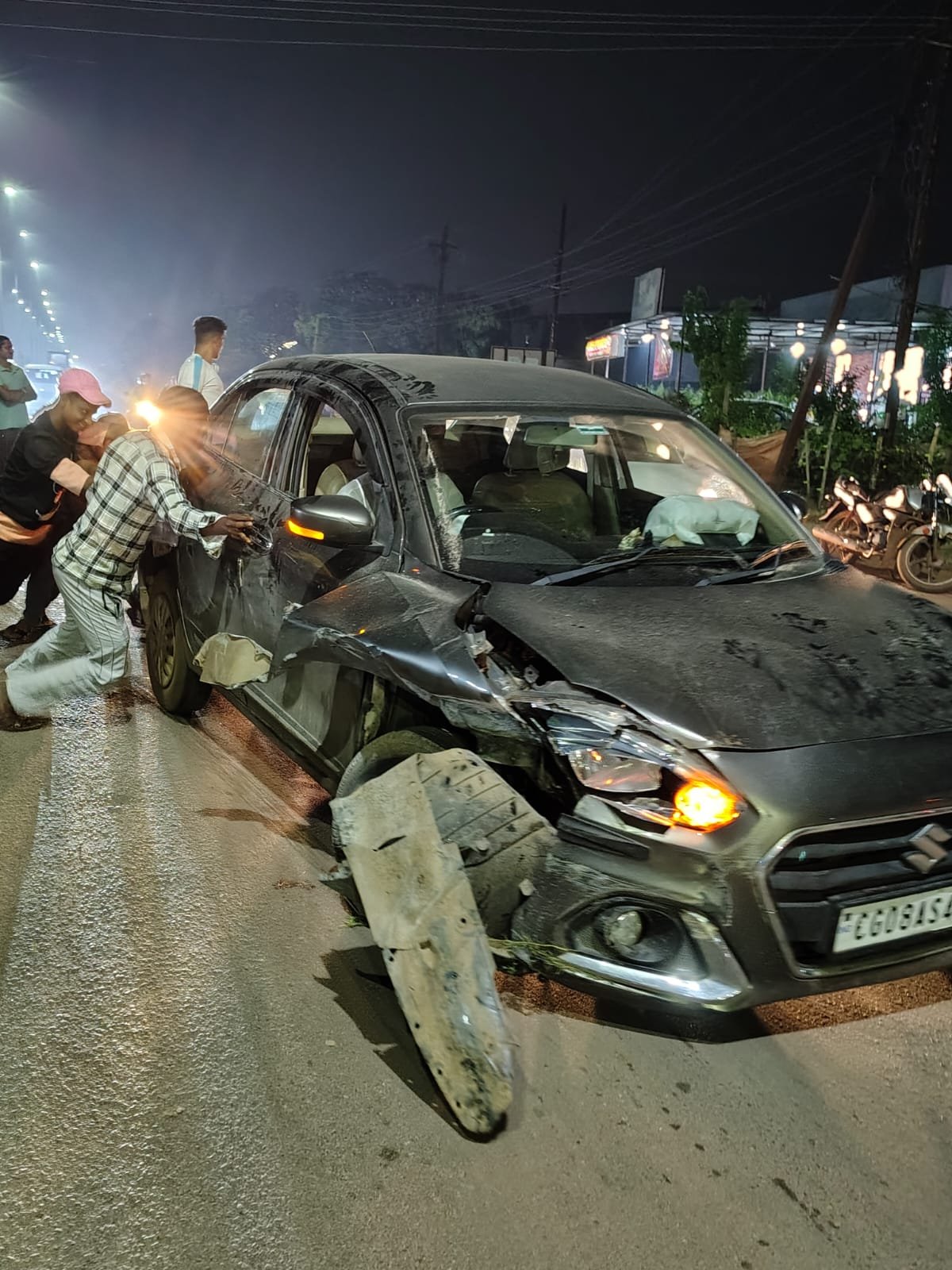 Anjora रोड पर भयंकर सड़क हादसा: कार दुर्घटनाग्रस्त, चालक की हालत गंभीर