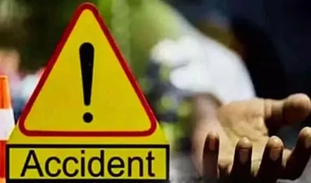 Phone पर बात करते हुए युवक की Truck से टक्कर