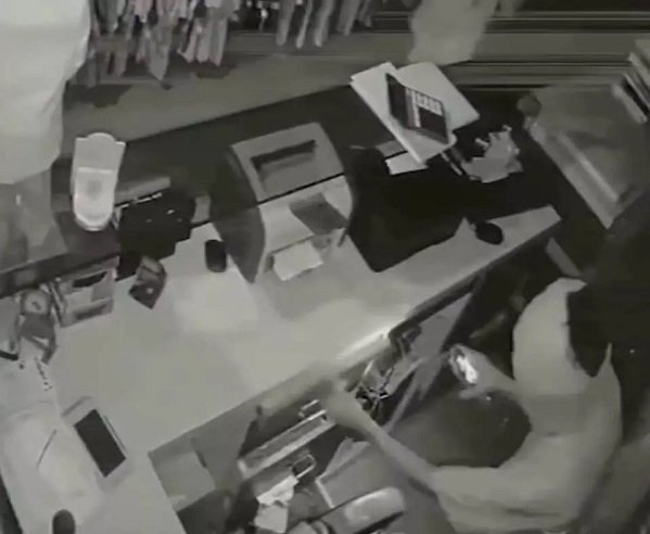 Raipur : डंगनिया में चोरी की बड़ी वारदात, कपडे दुकान से 80 हजार कैश और मोबाइल पार