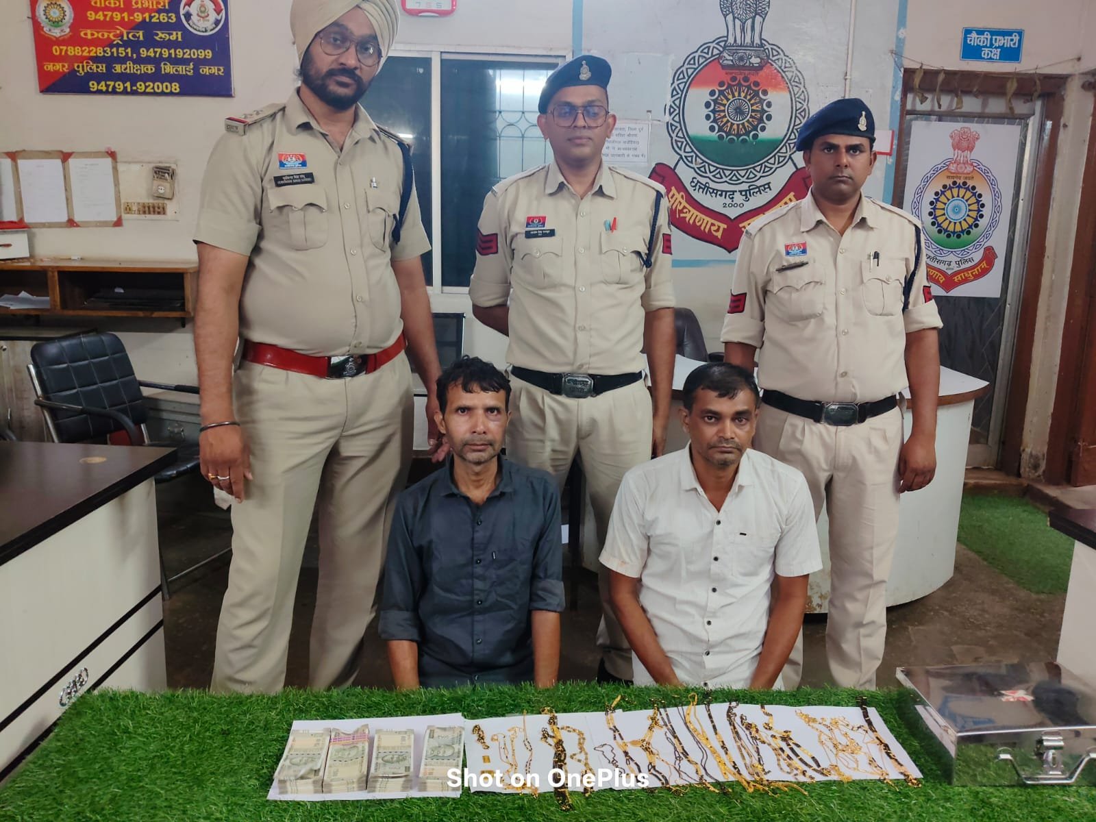 पैसों की लालच ने बनाया अपराधी: अपने ही भाई के दुकान से की 35 लाख की ज्वेलरी चोरी,  पुलिस ने दो आरोपियों को किया गिरफ्तार