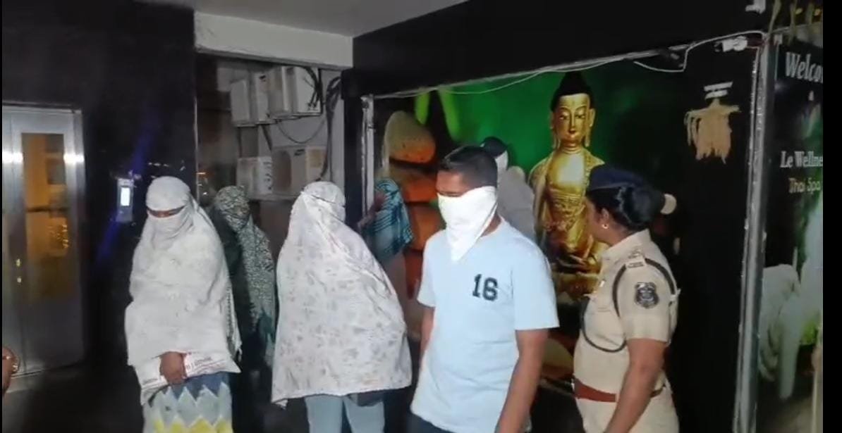 Bhilai: पुलिस ने दो स्पा सेंटर में छापा मारकर देह व्यापार का किया पर्दाफाश, कई लोगों को किया गिरफ्तार