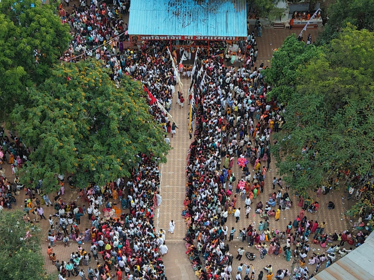 Dhamtari : पुलिस ने गंगरेल मड़ई में दिखाई अनुकरणीय सुरक्षा और मानवता, ड्रोन निगरानी से 15 हजार श्रद्धालुओं की सुरक्षा सुनिश्चित