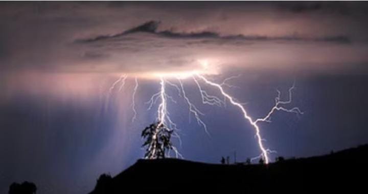 Raigarh: आकाशीय बिजली की चपेट में आने से दो युवकों और तीन बकरियों की दर्दनाक मौत, गांव में पसरा मातम