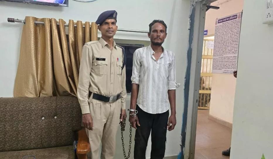 Durg में शराब विवाद का बदला, फावड़े से हमला कर युवक गंभीर घायल