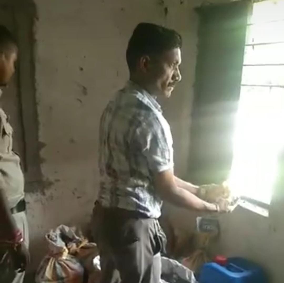 Mungeli के सरकारी स्कूल में शराब का जखीरा: मध्य प्रदेश से हो रही थी तस्करी, 30 लीटर रेक्टिफाइड स्पिरिट भी जब्त