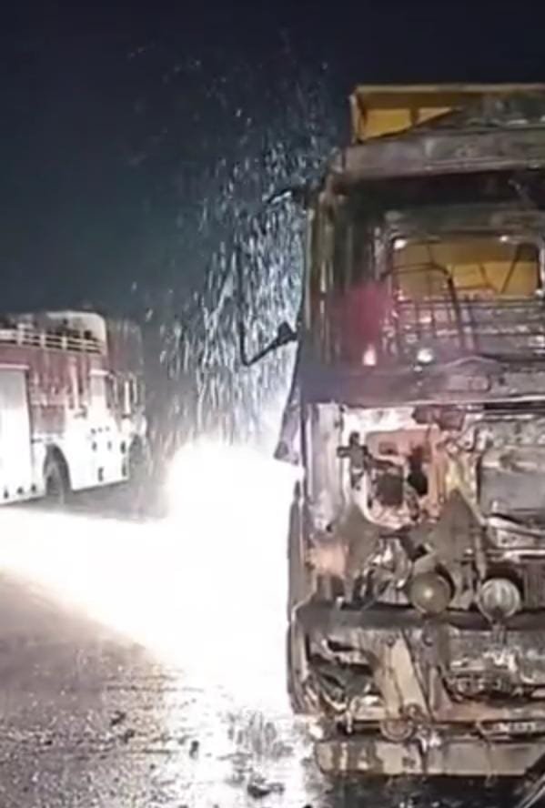 Janjgir Champa में चलते ट्रेलर में लगी भीषण आग, ड्राइवर ने बचाई जान