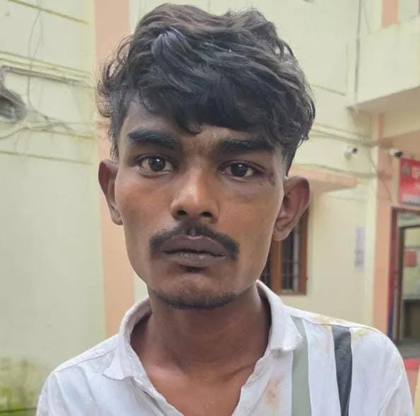 Dhamtari: इंडोर स्टेडियम परिसर में चाकू लहराकर लोगों को डराने वाला बदमाश गिरफ्तार