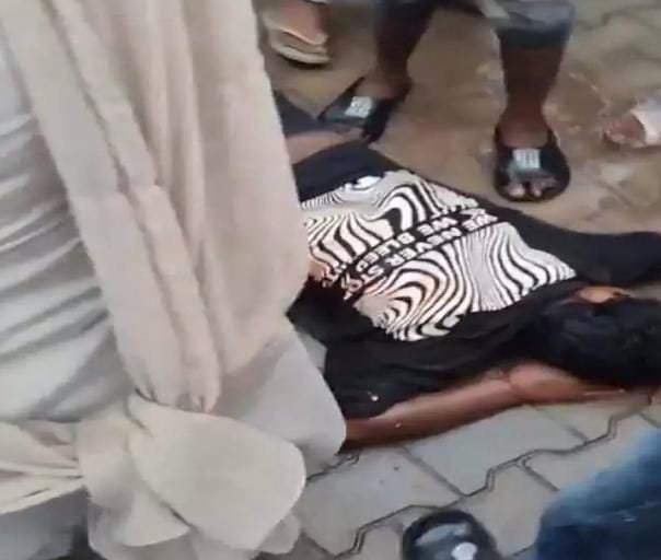 Ambikapur में महामाया मंदिर परिसर में चाकूबाजी: युवक गंभीर रूप से घायल