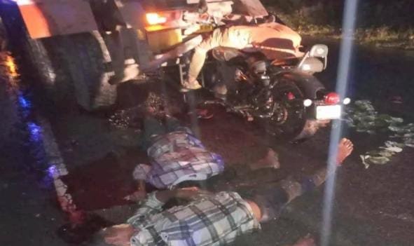 Dhamtri में दर्दनाक सड़क हादसा: ट्रक से टकराकर तीन युवकों की मौत, गांव में शोक की लहर