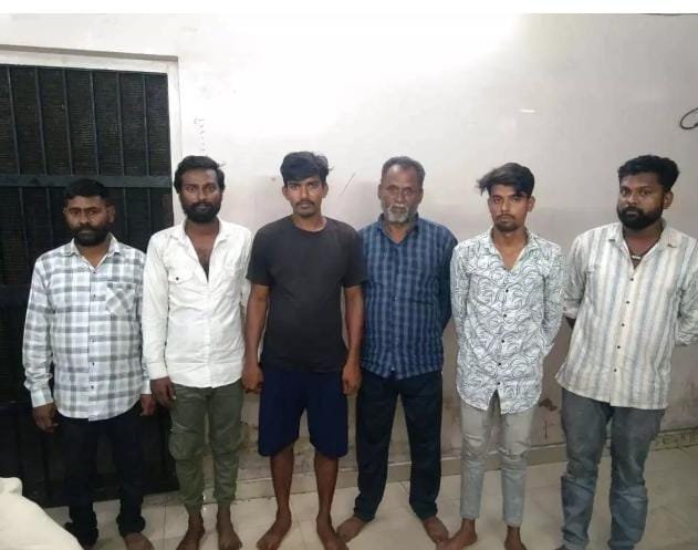 Raipur में दशहरे की रात पुलिस की बड़ी कार्रवाई: 6 जुआरियों को पकड़ा, नकदी और ताश जब्त