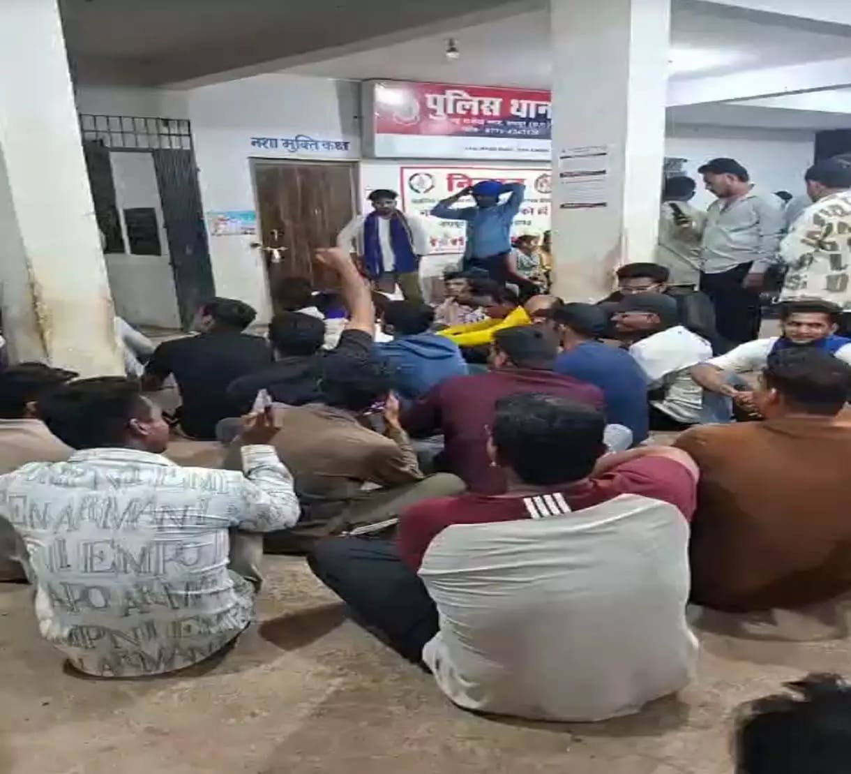 धर्मांतरण मामले में आरोपी हिरासत में, भीम आर्मी ने थाने के बाहर दिया धरना