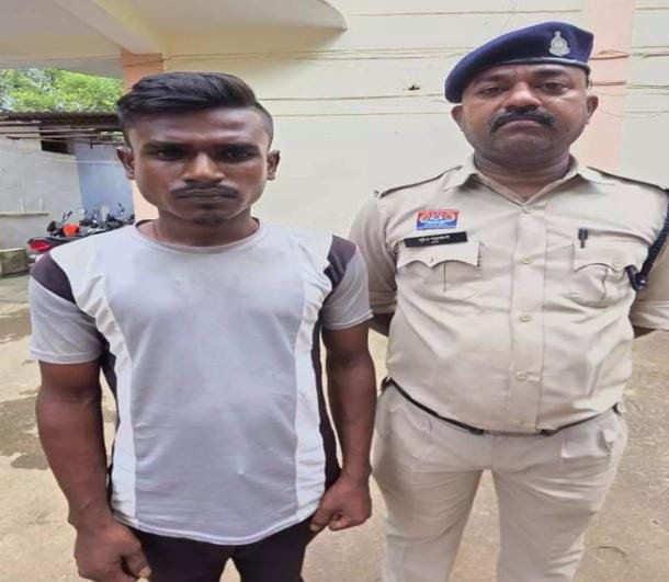 Dhamtari में नशे के खिलाफ पुलिस की बड़ी कार्रवाई: गांजा बेचते युवक को रंगे हाथ पकड़ा, ₹88,010 का माल जब्त