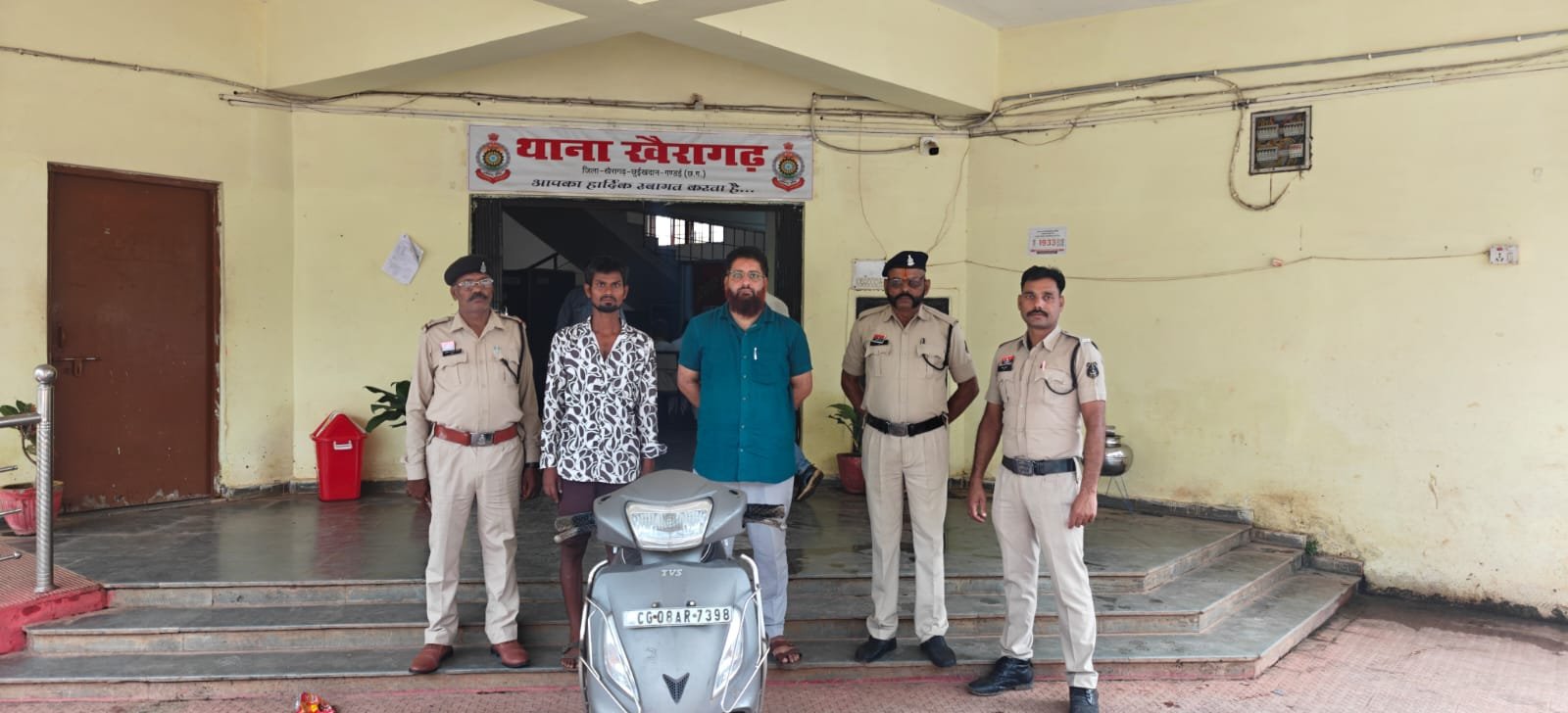 Khairagarh: पीपल के पेड़ काटने के मामले में दो आरोपी गिरफ्तार, धार्मिक आस्था को ठेस पहुंचाने का आरोप