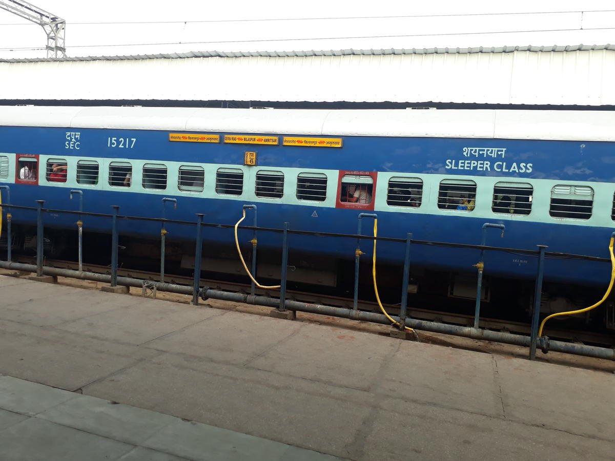 Korba में टला बड़ा रेल हादसा: Chhattisgarh एक्सप्रेस के पहियों में फंसा लोहे का एंगल, लोको पायलट की सतर्कता से बची सैकड़ों यात्रियों की जान