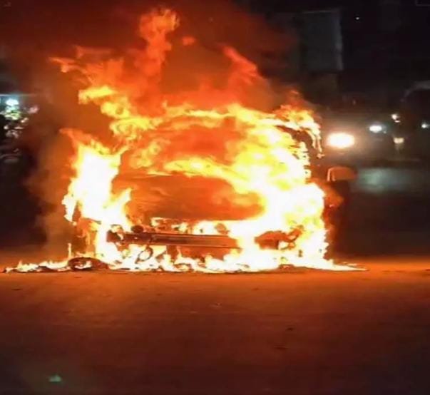 Raipur में सड़क पर चलती कार में लगी आग, दमकल ने पाया काबू