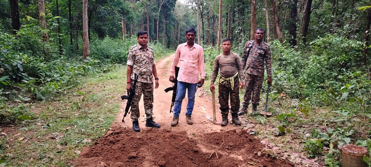 नक्सली मंसूबे ध्वस्त! सुरक्षा बलों ने बरामद किया 10 किलो का विस्फोटक, मौके पर किया नष्ट