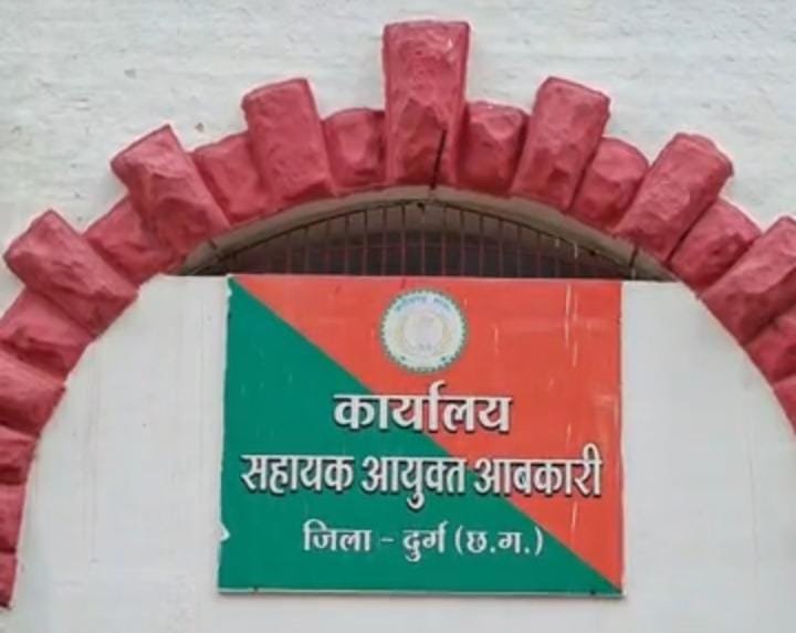 घोड़ारी, Durg में आबकारी विभाग की बड़ी कार्रवाई: 150 लीटर महुआ शराब नष्ट, 2000 किलो लहान जब्त