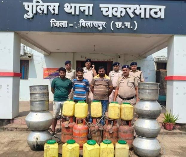 Bilaspur: “ऑपरेशन प्रहार” के तहत चकरभाठा में शराब भट्ठी सहित तीन आरोपी गिरफ्तार