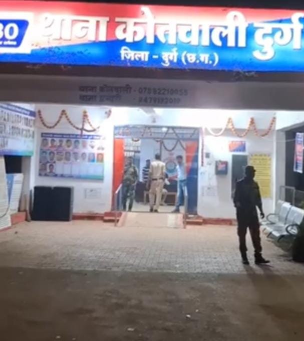 Durg: कलेक्टोरेट के सामने दर्दनाक सड़क हादसा, युवक-युवती की मौत, बच्ची की जान बाल-बाल बची