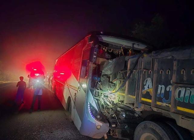Kanker में बस-ट्रक भिड़ंत में 12 यात्री घायल