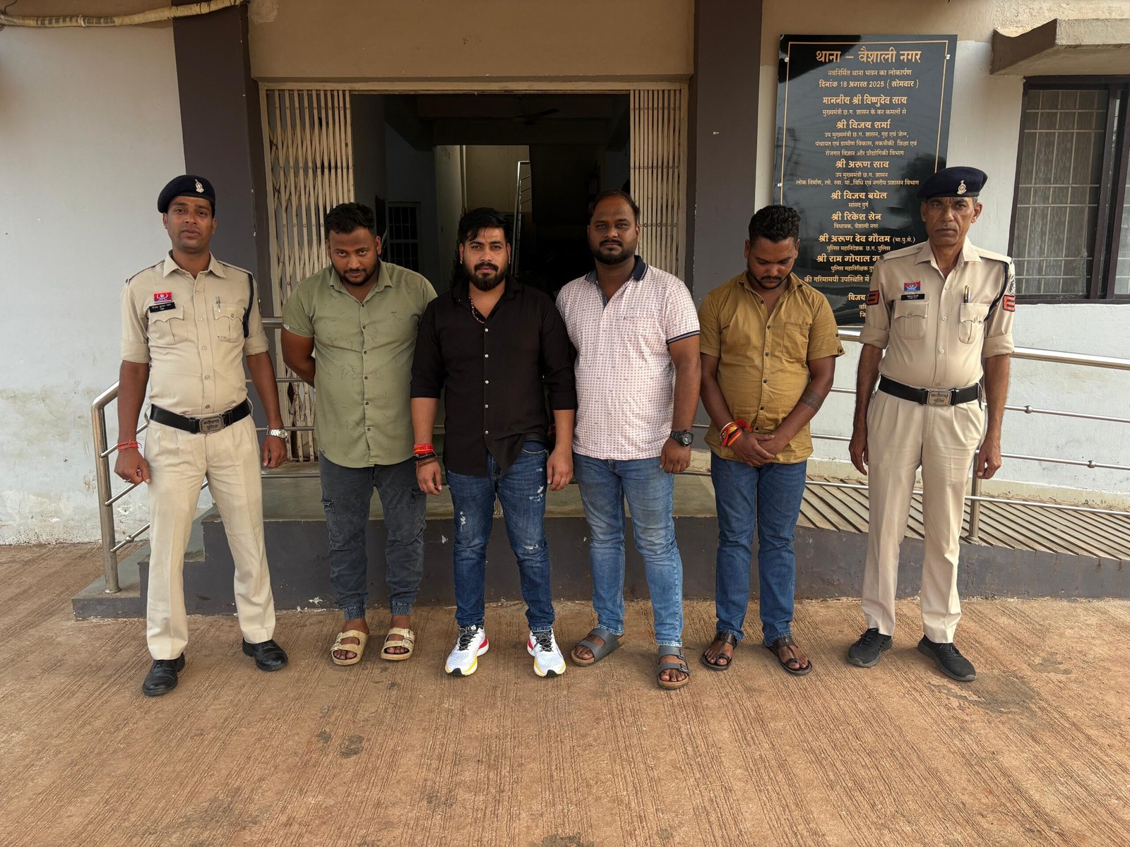 Durg : सड़क पर केक काटकर जन्मदिन मनाना पड़ा भारी, दुर्ग पुलिस चार लोगों को किया गिरफ्तार