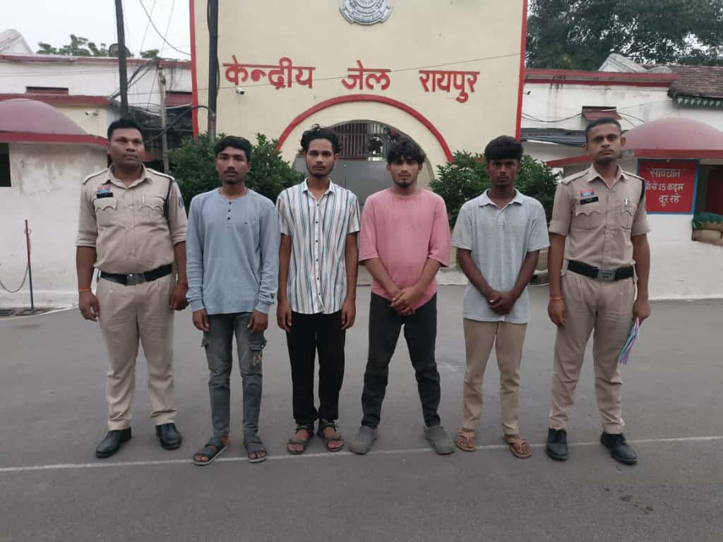 Raipur: साईंस कॉलेज छात्रावास में घुसकर मारपीट करने वाले  चार फरार आरोपी गिरफ्तार